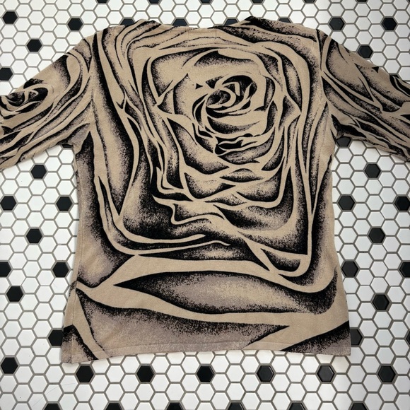 beige and black rose pattern top - Picture 3 of 4